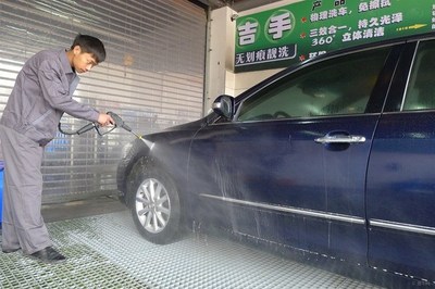 如何正確選擇洗車液？避免洗傷車漆指南